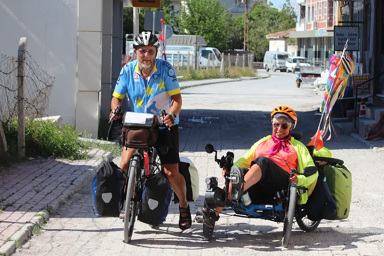 66 yaşındaki Fransız çift 1800 kilometre pedal çevirip Konya'ya ulaştı