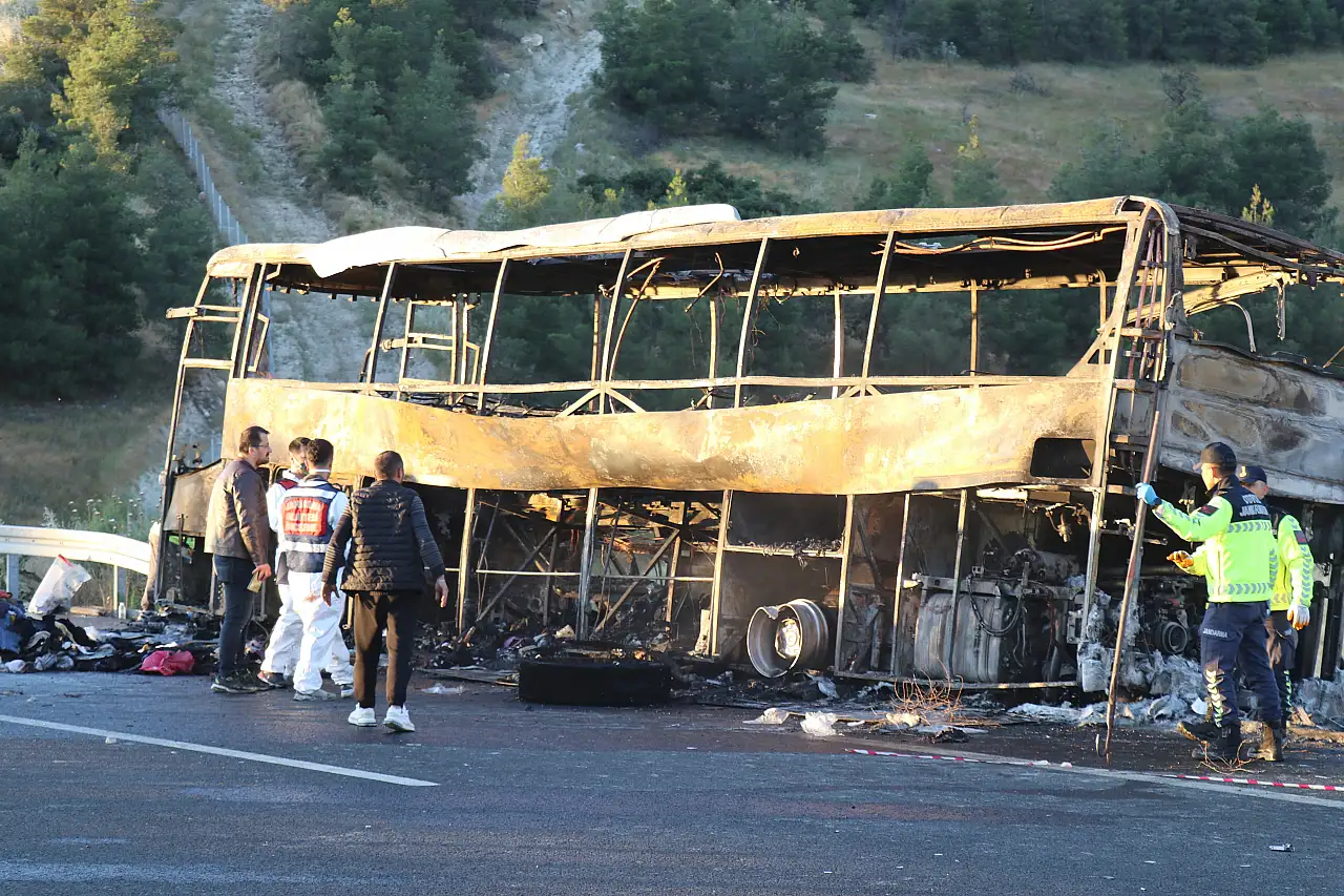 8 kişinin öldüğü, 33 kişinin yaralandığı otobüsten geriye sadece demir yığını kaldı