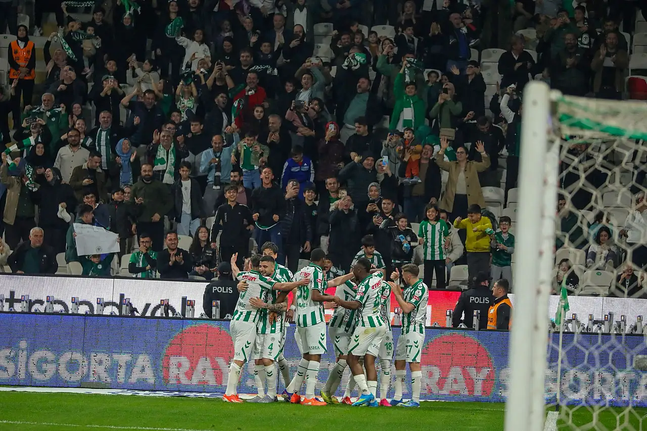 İç saha hâkimi Kanarya avında
