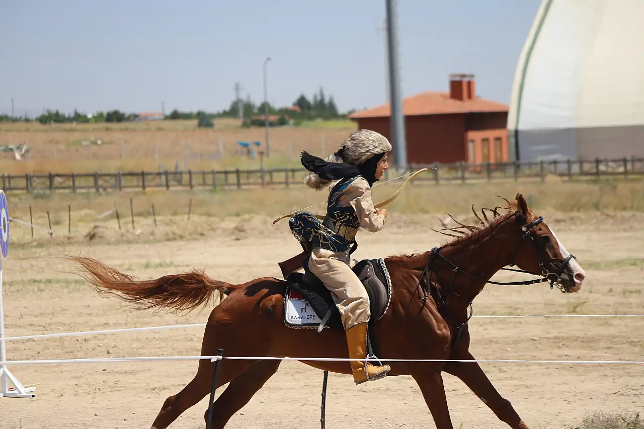 Atlar şahlandı, oklar hedefe kilitlendi! Konya'da büyük mücadele