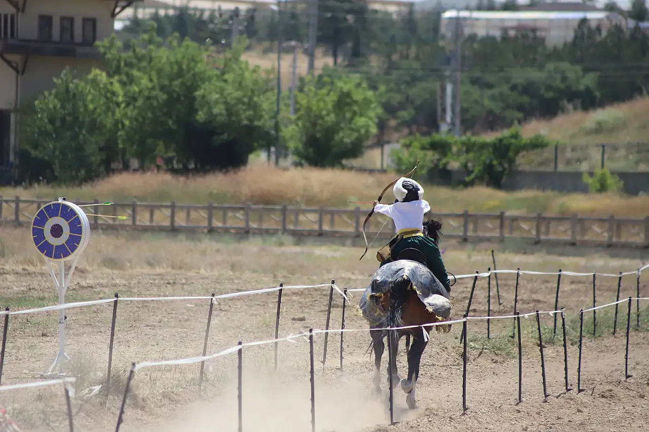 Atlar şahlandı, oklar hedefe kilitlendi! Konya'da büyük mücadele