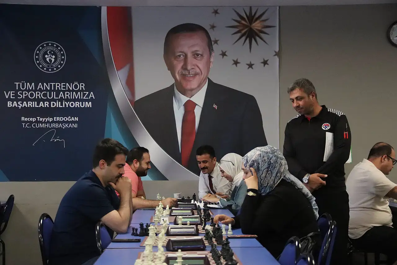 Konya'da hamleler şampiyonluk için yapılıyor