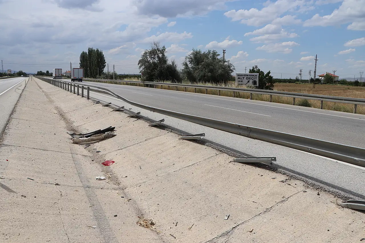 Konya yolunda otomobil bariyerlere çarptı