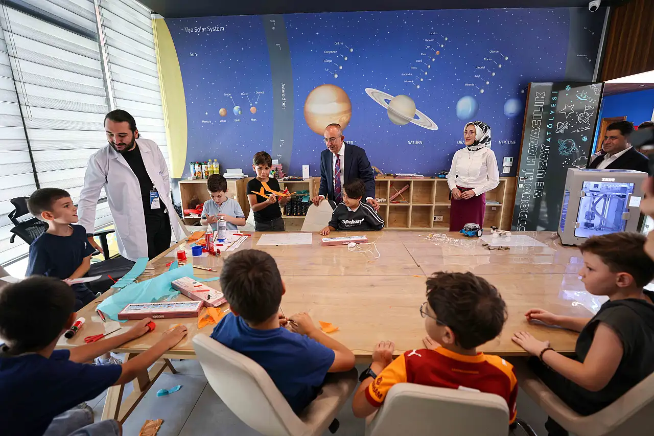 Konya'da miniklerden robotik şov: Geleceğin üreticileri burada yetişiyor