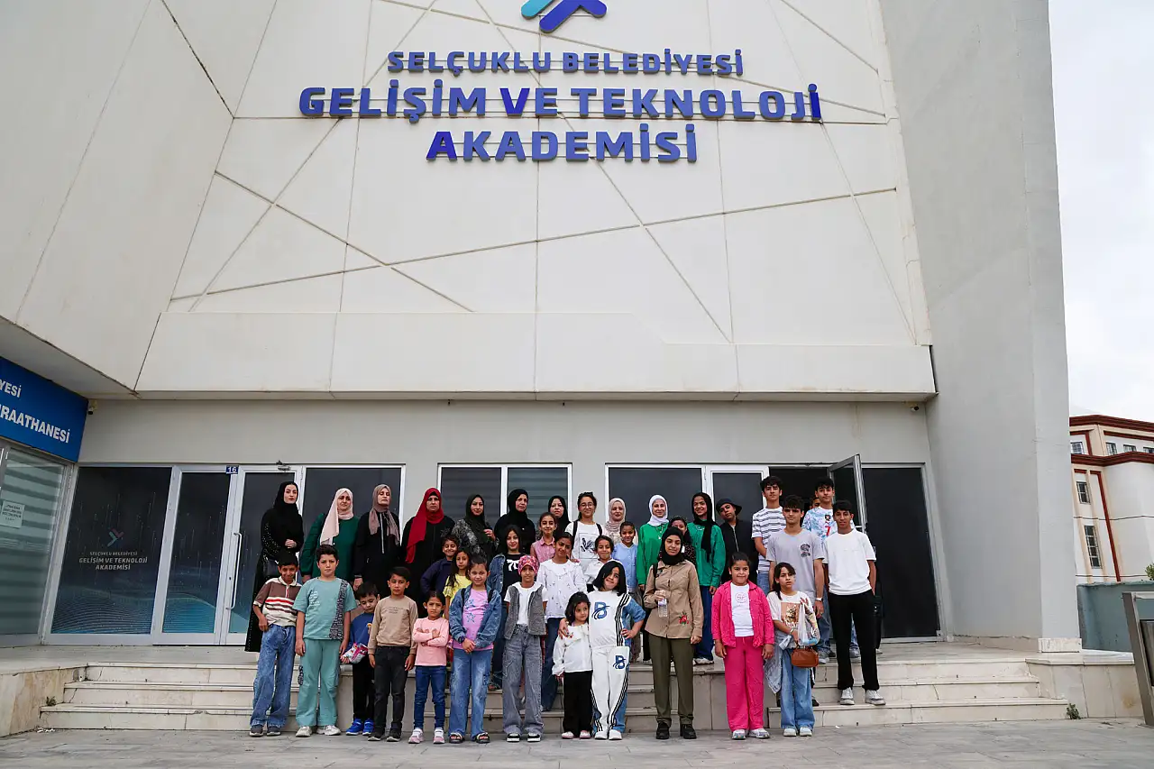 Konya'da duygu dolu buluşma: Filistinli minikler Türk ve Filistin bayraklarını tasarladı