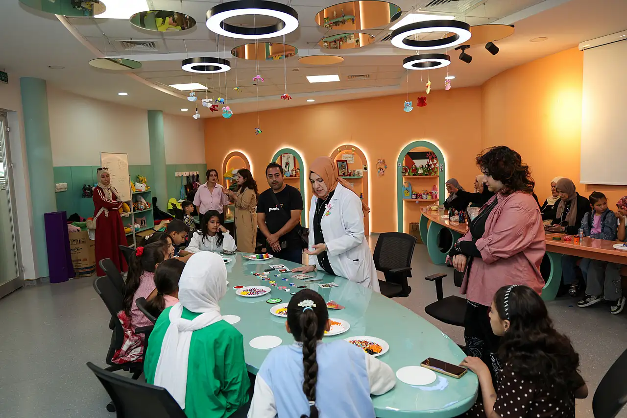 Konya'da duygu dolu buluşma: Filistinli minikler Türk ve Filistin bayraklarını tasarladı