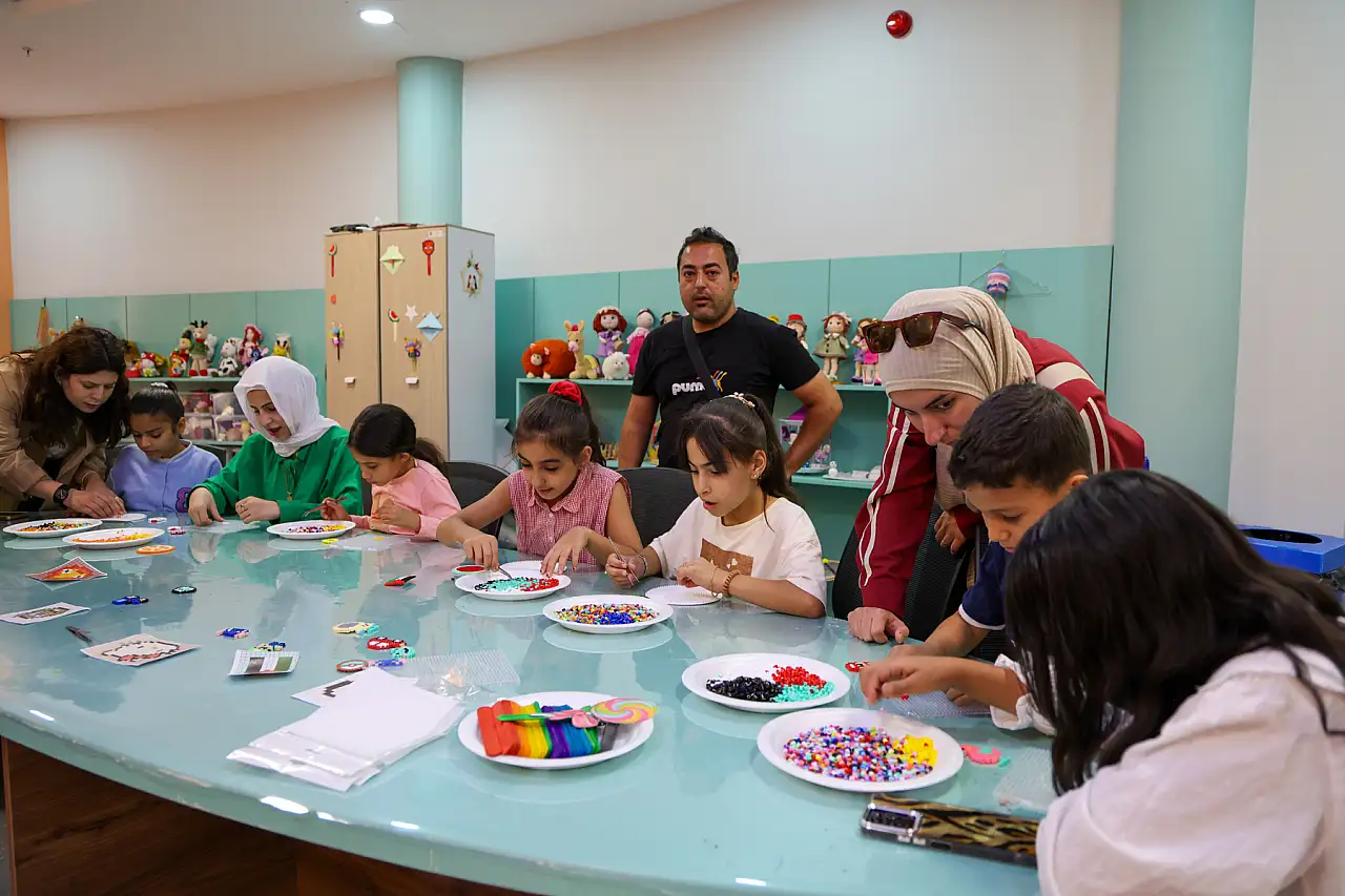 Konya'da duygu dolu buluşma: Filistinli minikler Türk ve Filistin bayraklarını tasarladı