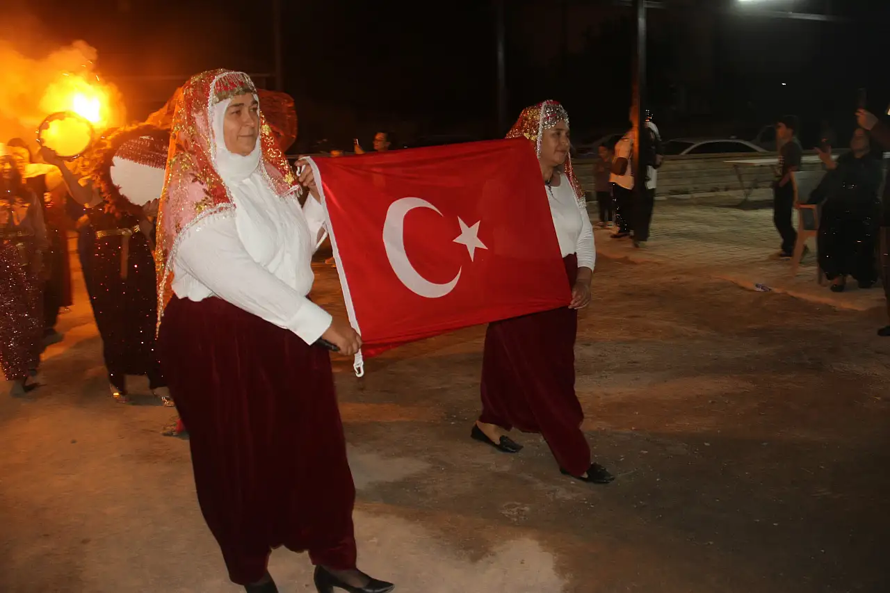 Konya'da şalvarlı kadınlar geceye damga vurdu