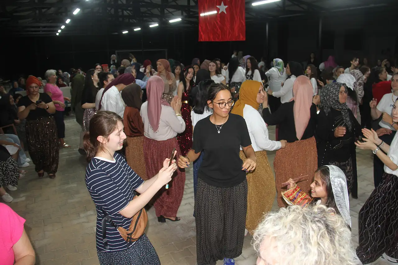 Konya'da şalvarlı kadınlar geceye damga vurdu
