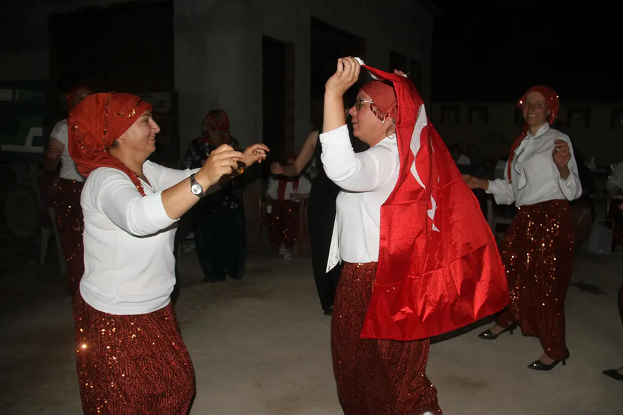 Konya'da şalvarlı kadınlar geceye damga vurdu