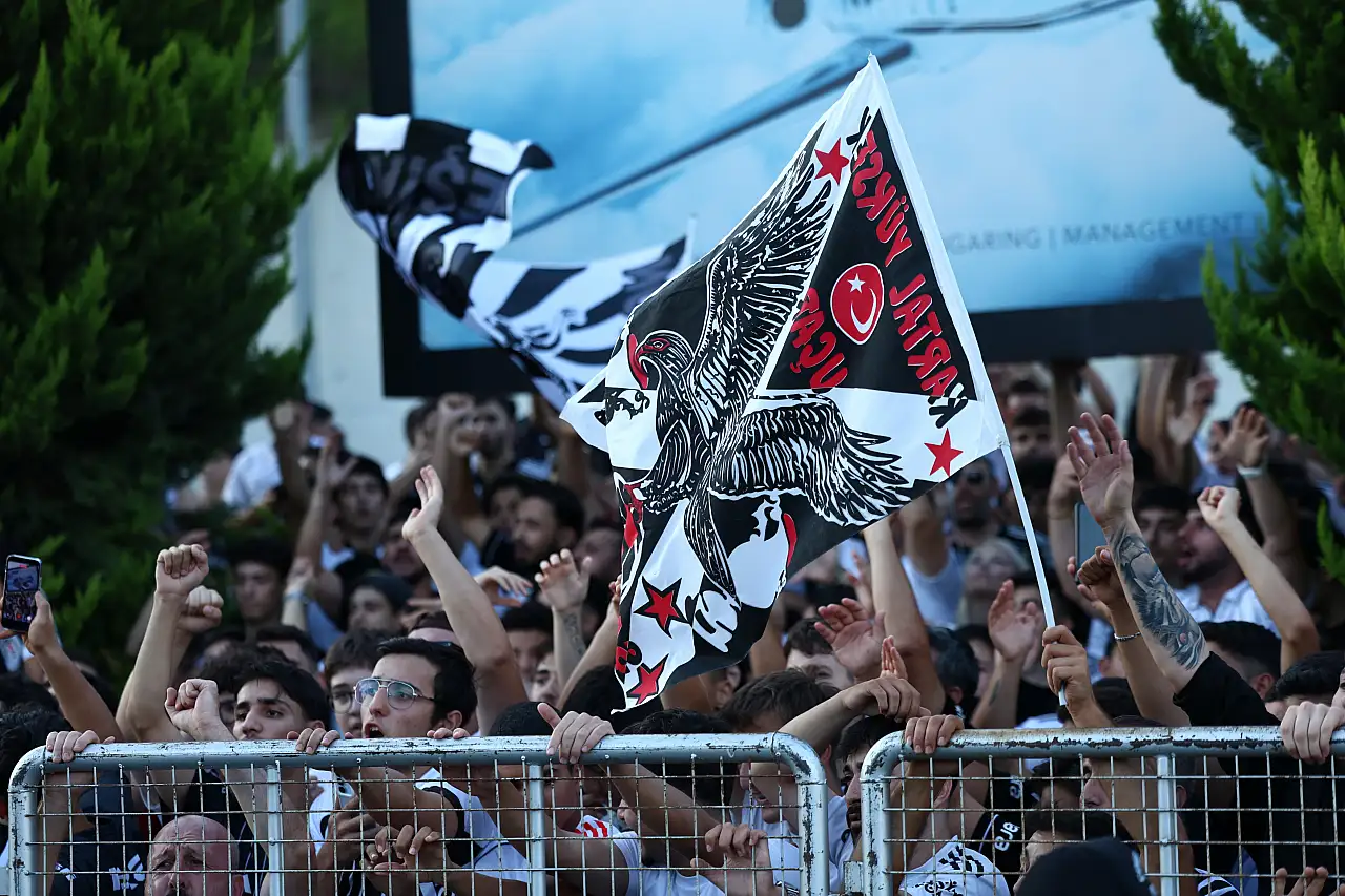 Taraftardan coşkulu karşılama: Sırp golcü, Kartal için geldi.