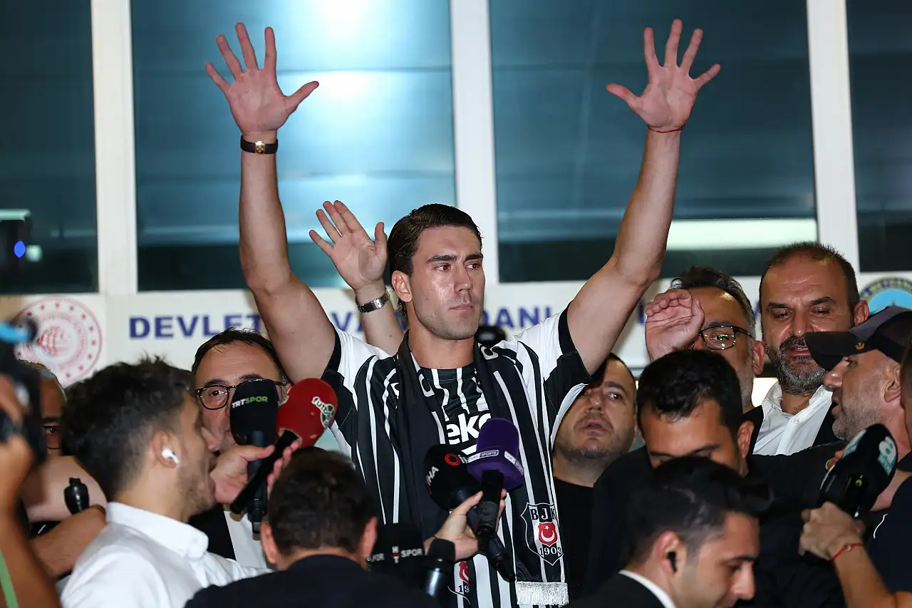 Taraftardan coşkulu karşılama: Sırp golcü, Kartal için geldi.