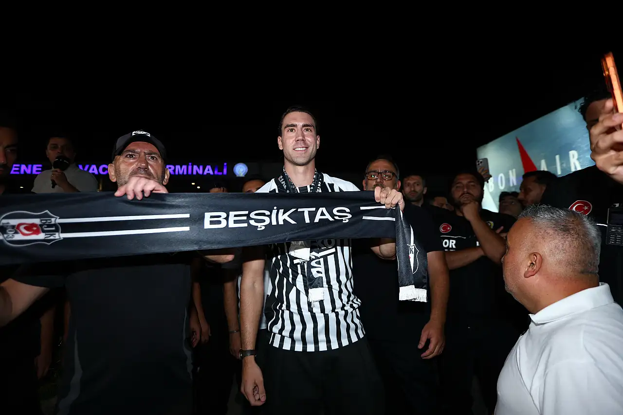 Taraftardan coşkulu karşılama: Sırp golcü, Kartal için geldi.