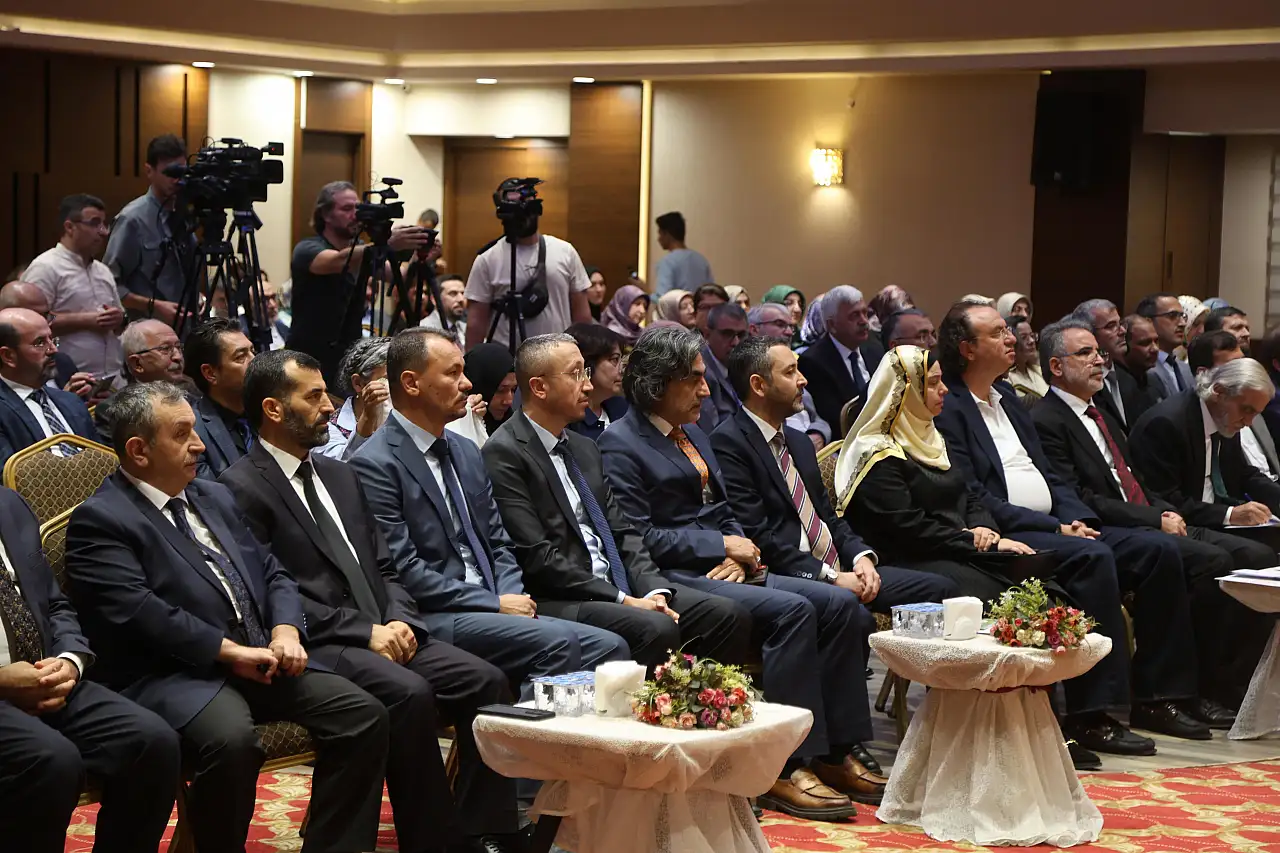 Konya'da ilim dünyasını buluşturan sempozyum: Kur'an ayetleri ve bitkiler konuşuluyor