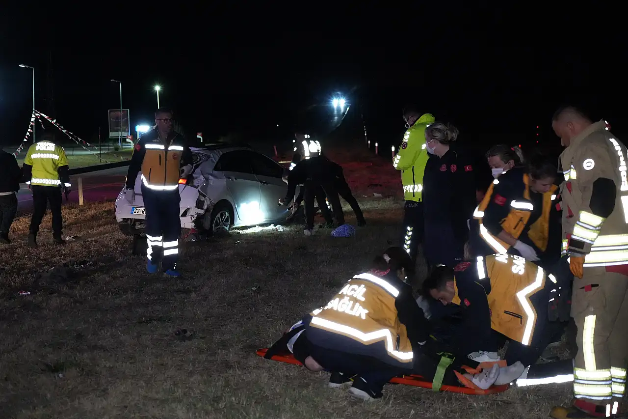 Edirne-Havsa yolunda feci kaza: Otomobil takla atıp refüje devrildi