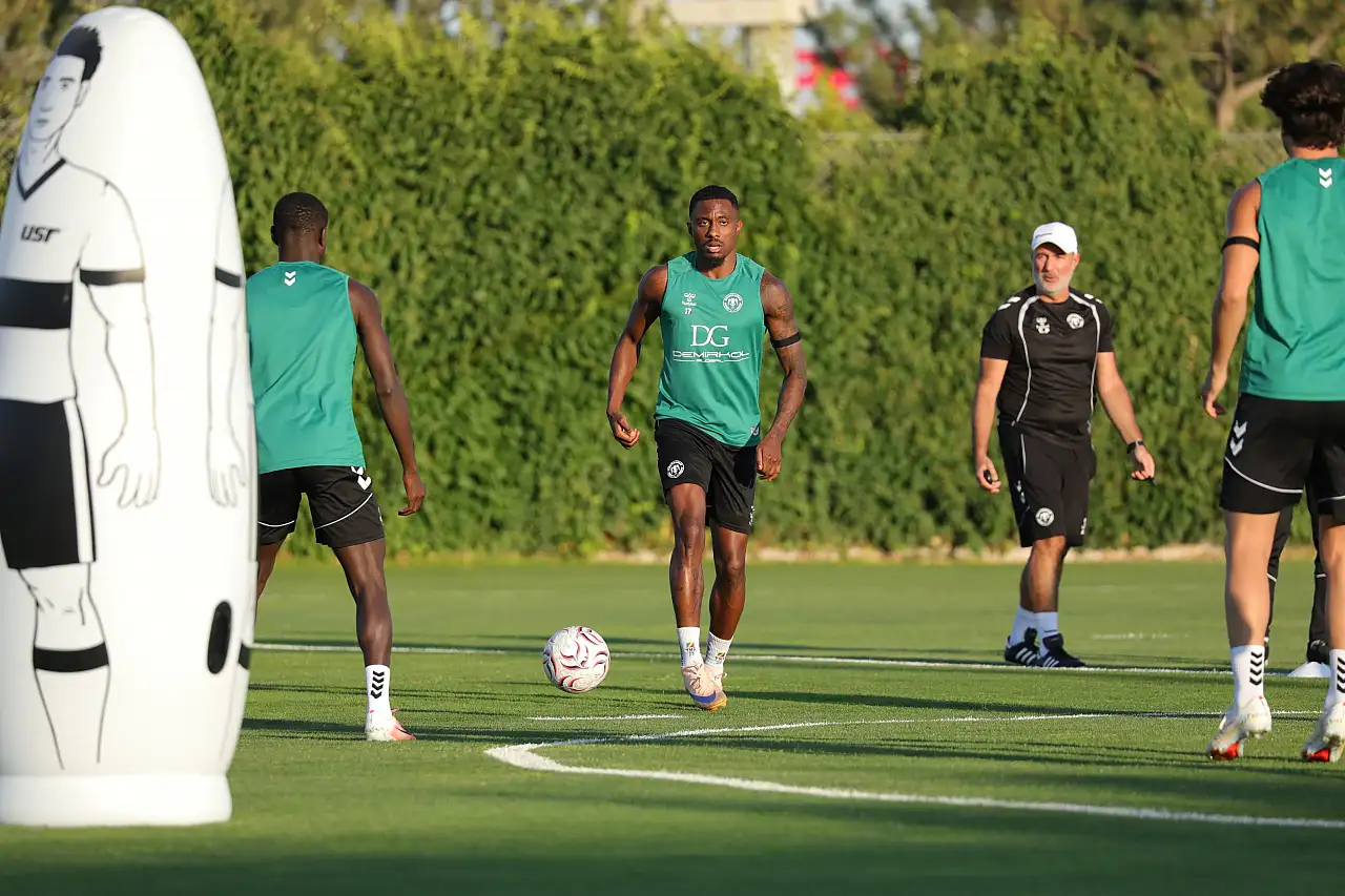 Konyaspor Erzurumspor maçı için taktik çalışıyor