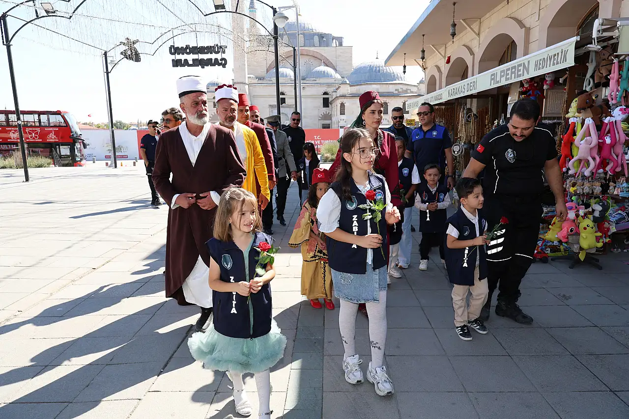 Konya'da zabıtalardan 200. yıla özel renkli kutlama
