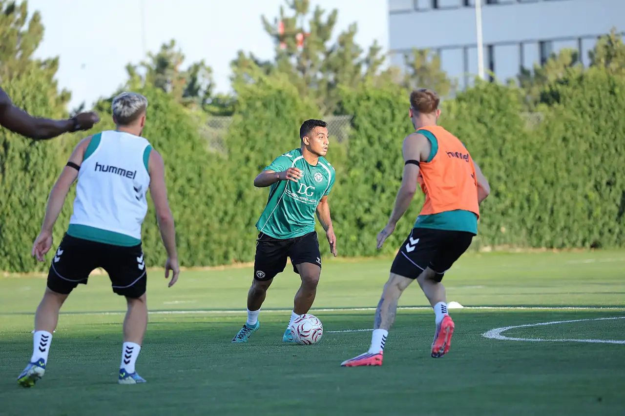 Konyaspor Erzurumspor maçı için taktik çalışıyor
