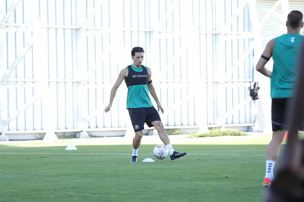 Konyaspor Erzurumspor maçı için taktik çalışıyor