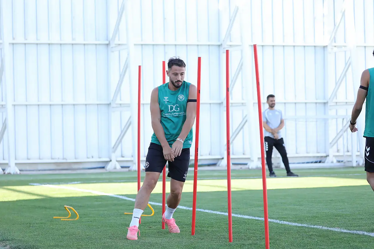 Konyaspor Erzurumspor maçı için taktik çalışıyor