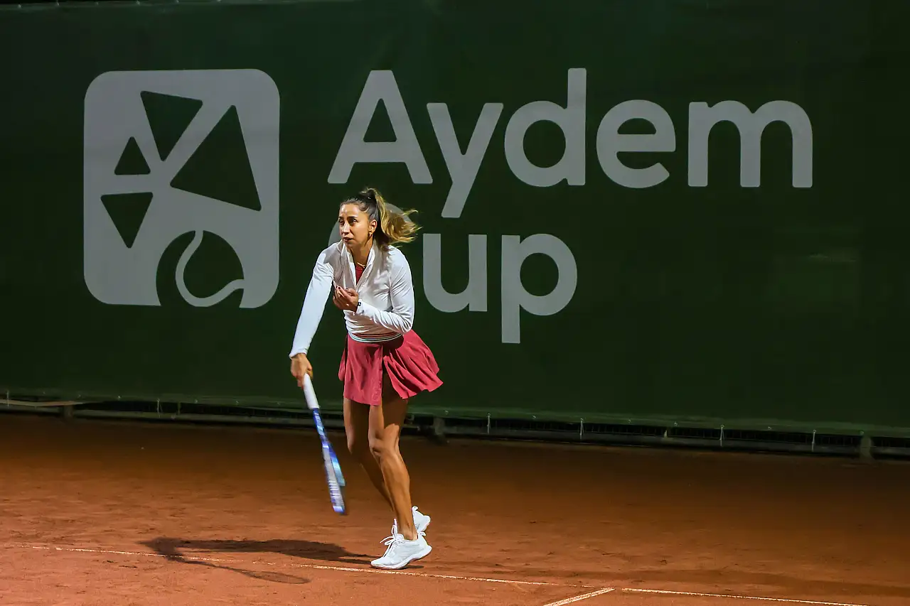Milli sporcu Çağla Büyükakçay, Aydem Cup'a özel gösteri maçıyla renk kattı