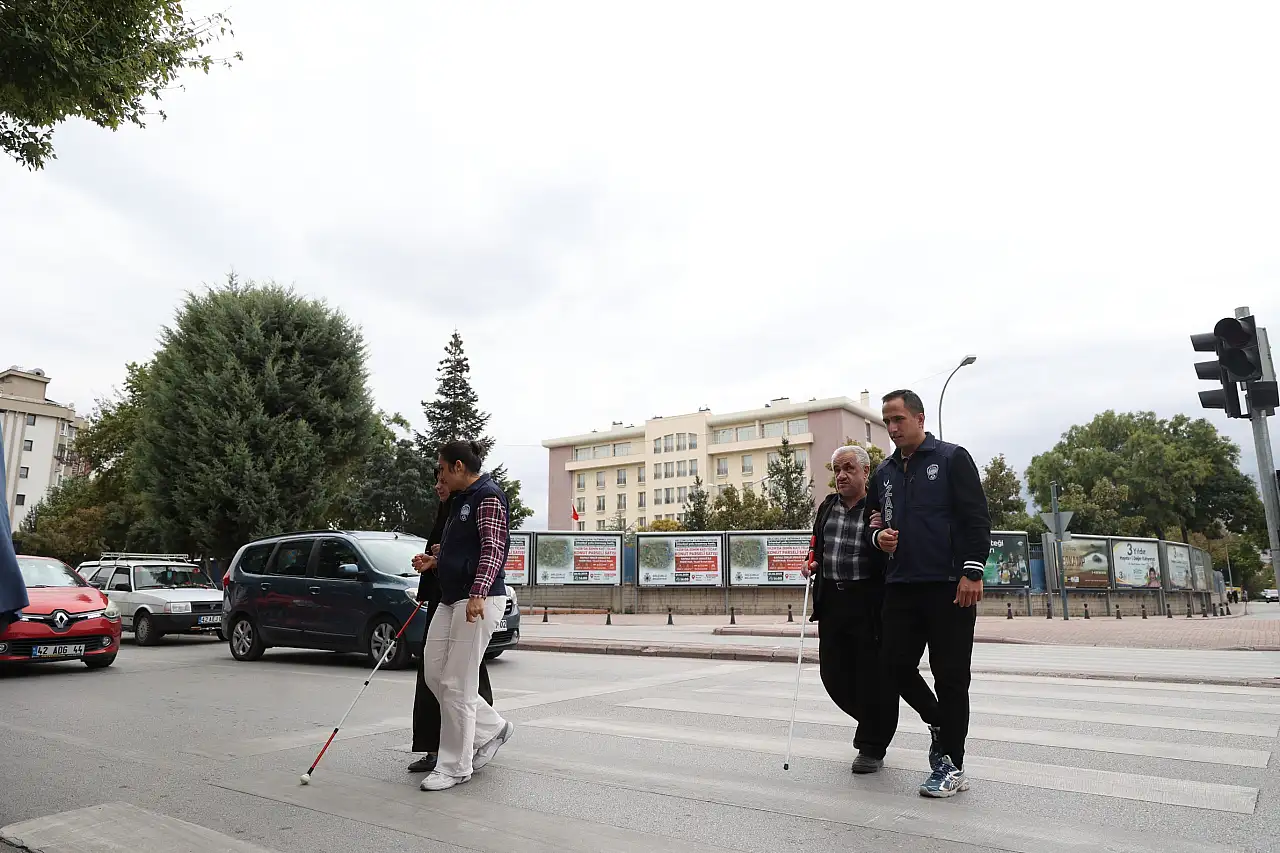 Konya Zabıtası sahaya farkındalıkla iniyor: Görme engelli vatandaşlardan özel eğitim
