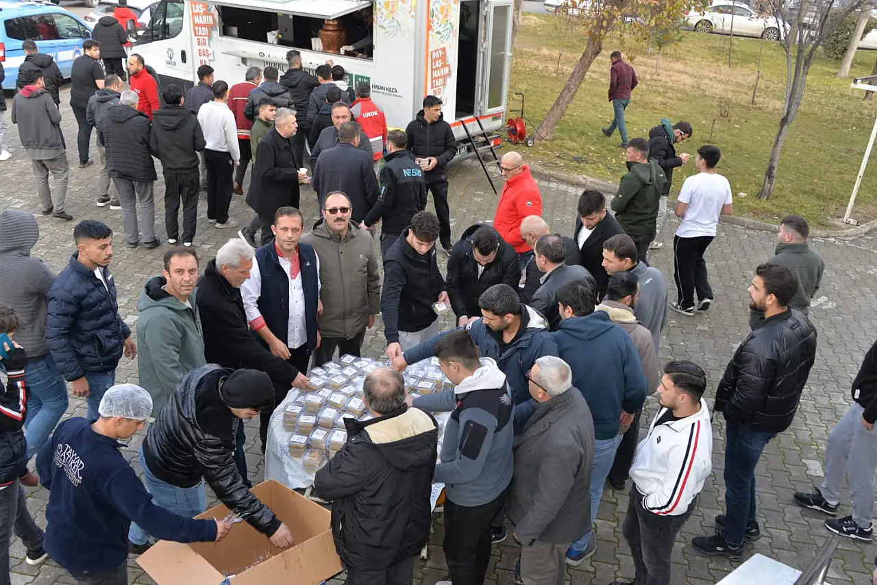 Matbaacı ve Kırtasiyeci Esnafı vefa durağında buluştu: Eller şehitler için semaya açıldı