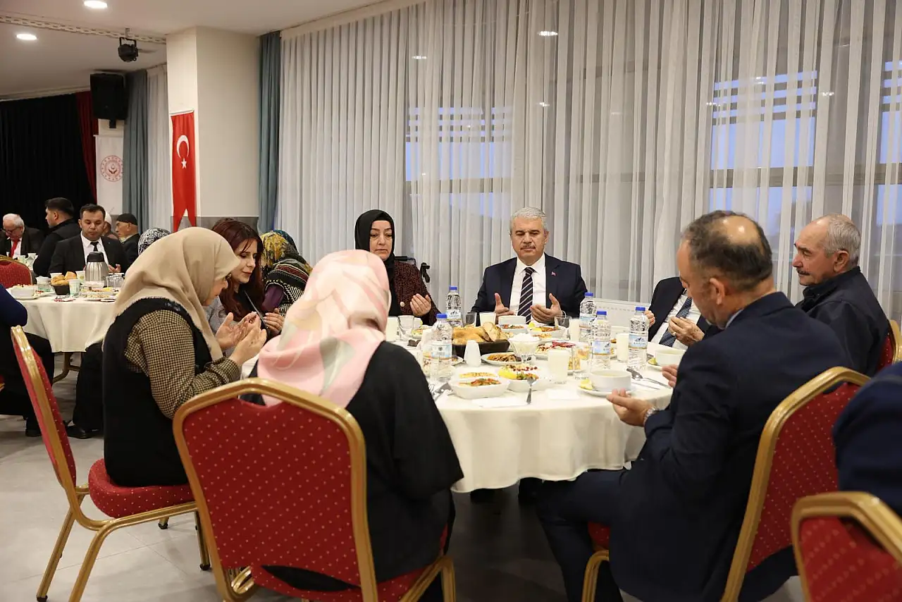 Konya'da Ramazan ruhu: Vali Akın kıymetli çınarlarla iftarda buluştu