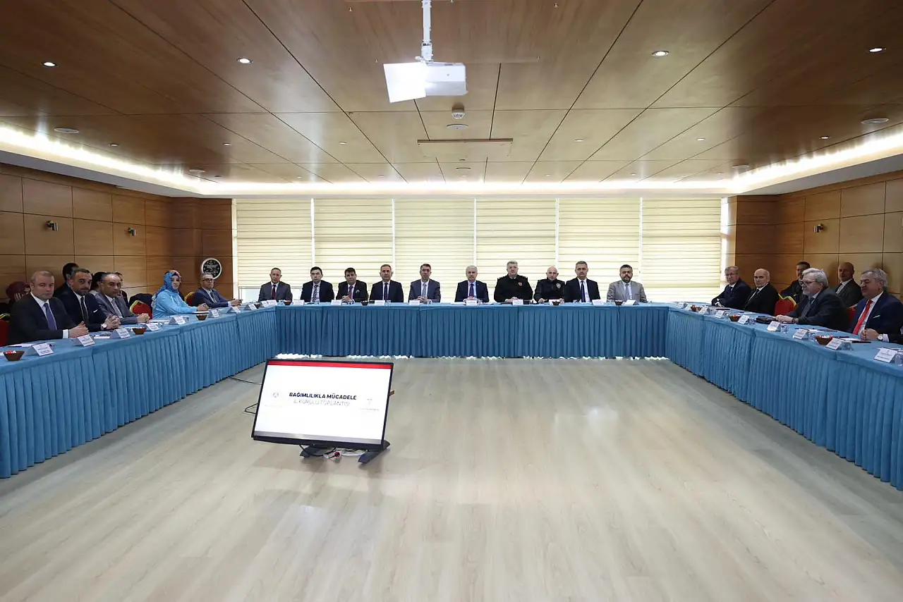 Konya'da bağımlılıkla mücadele masaya yatırıldı: Vali Akın'dan toplumsal uyarı