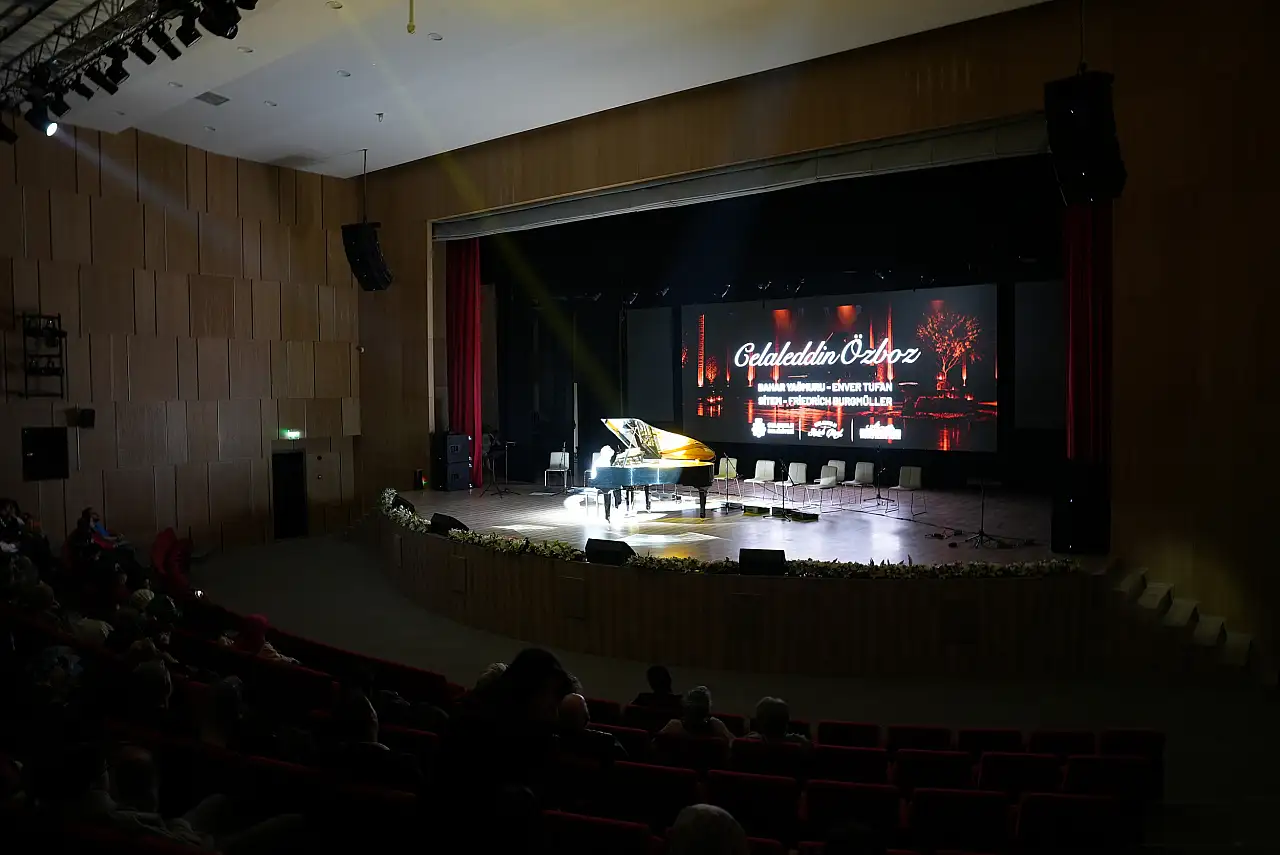 Selçuklu'da sanat rüzgârı esti! Kursiyerlerden büyüleyici performans