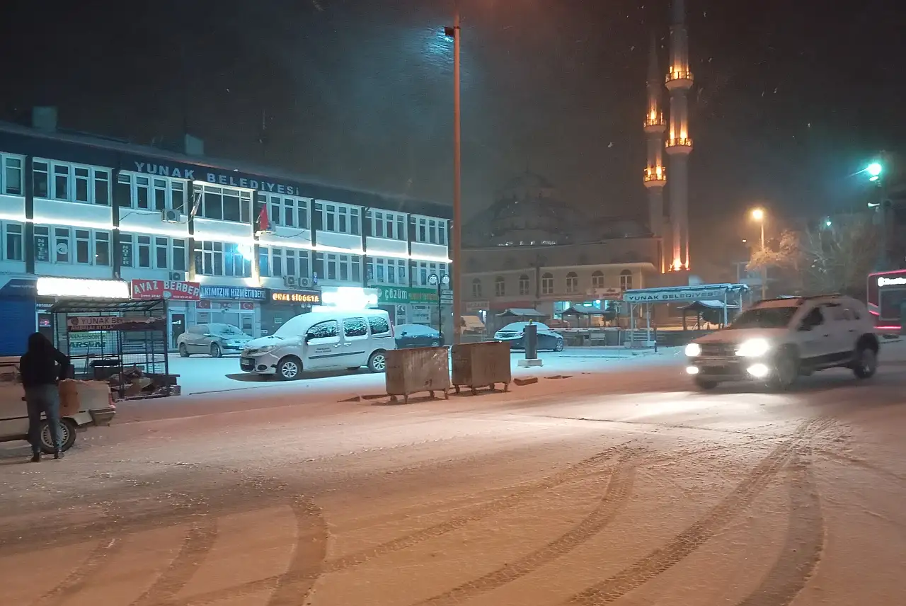 Konya'da kar yağışı sürücülere zor anlar yaşattı!
