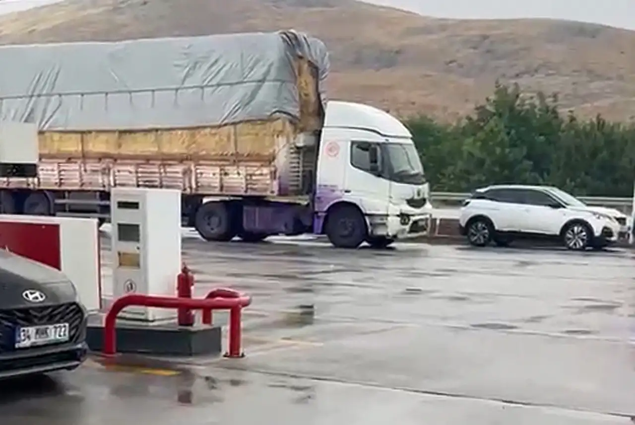 Yollar mora boyandı! Araçlar da nasibini aldı