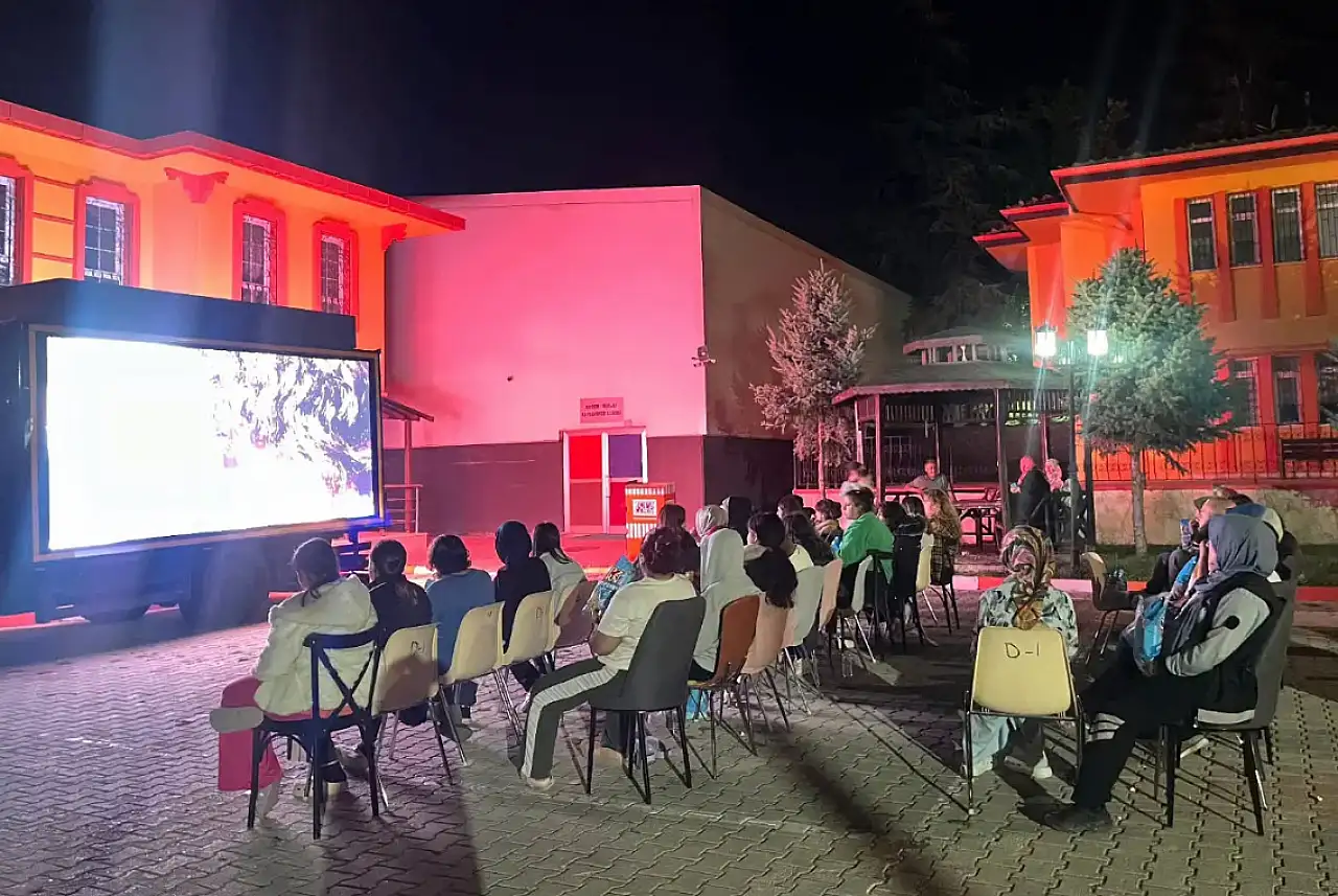 Konya ÇES'te Yeşilçam rüzgarı: Açık hava sinemasında nostalji dolu gece