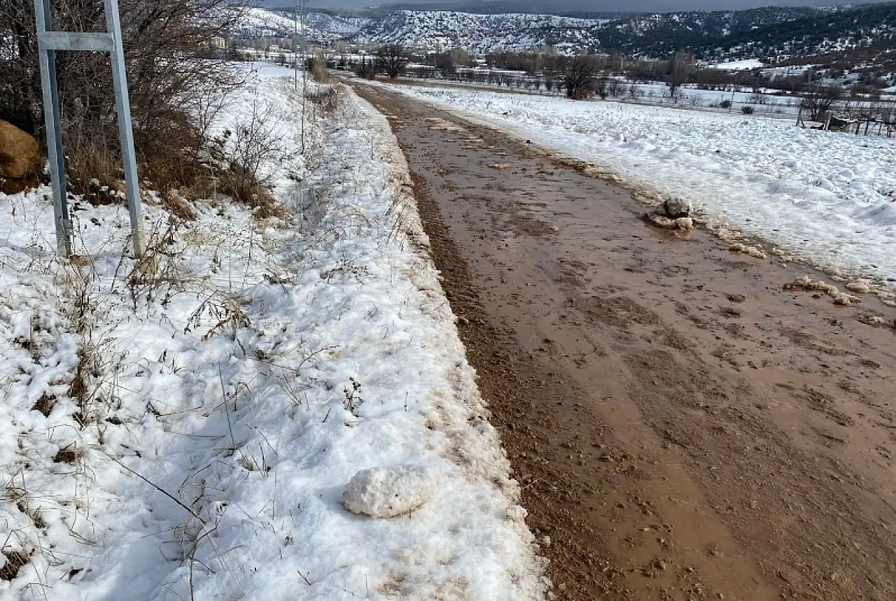Konya'da yol tepkisi: 'Direkler kanalı kapattı, yol kullanılamaz hale geldi'