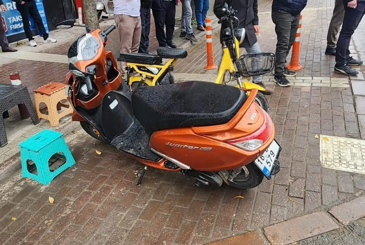 Ara sokaktan çıkan otomobil motosiklete çarptı: 1 yaralı