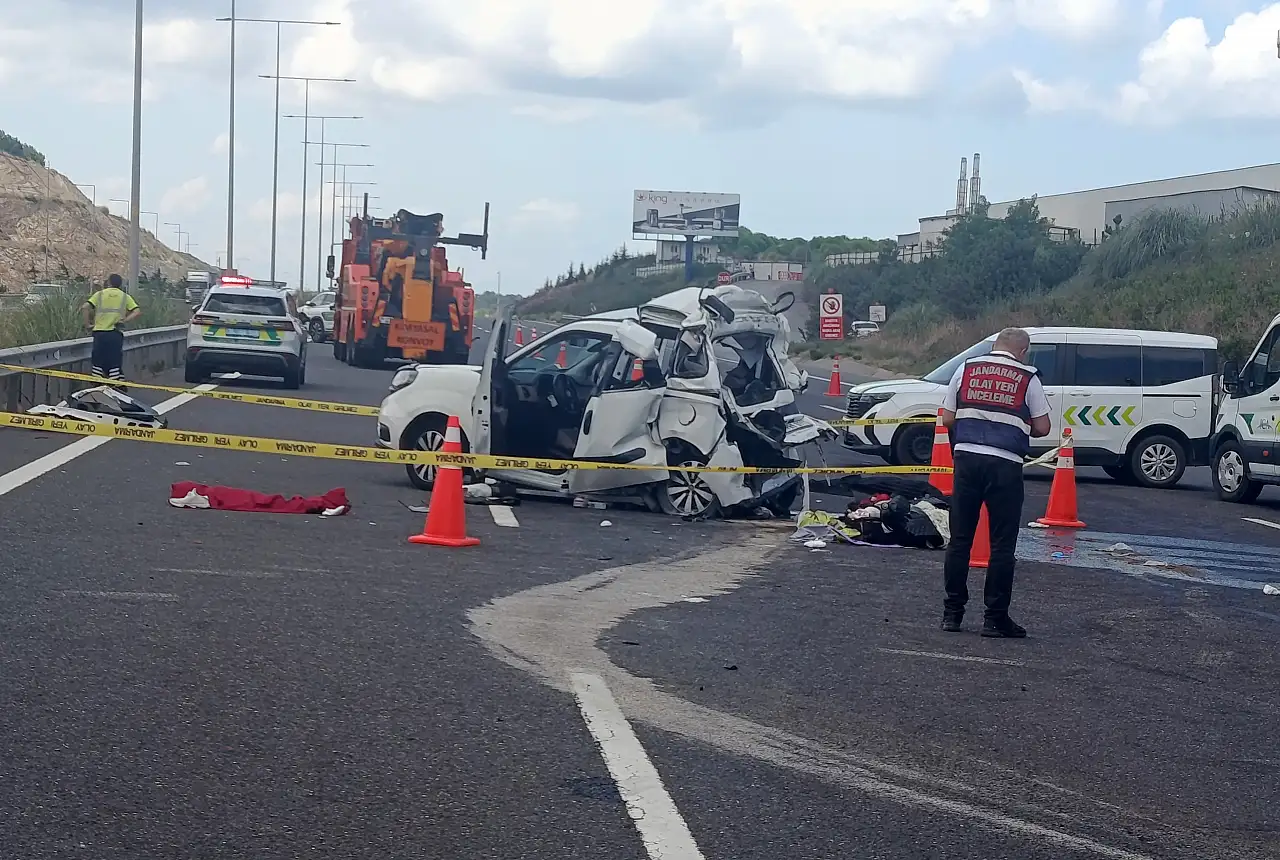 PTT kargo kamyonu otomobile çarptı: 2 ölü, 6 yaralı