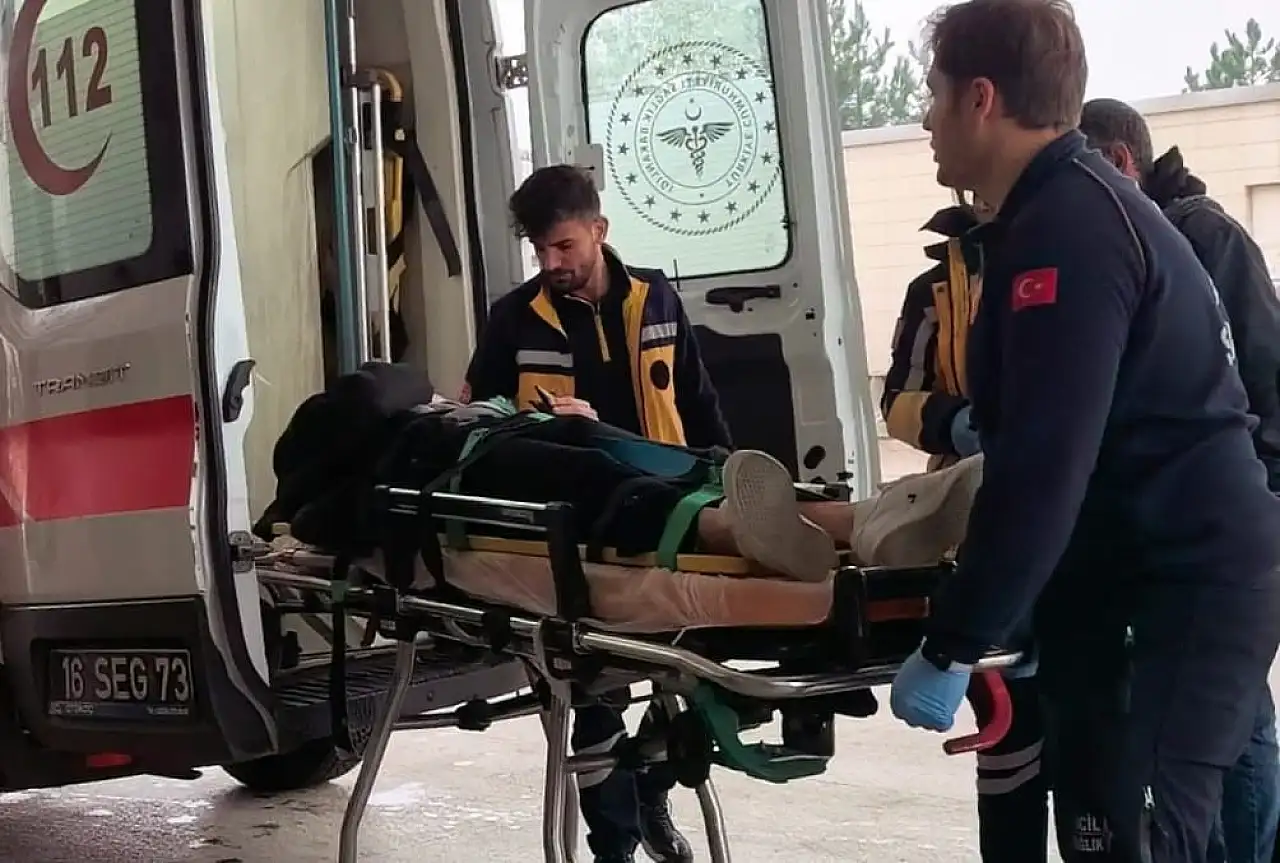 Ara sokaktan çıkan otomobil motosiklete çarptı: 1 yaralı