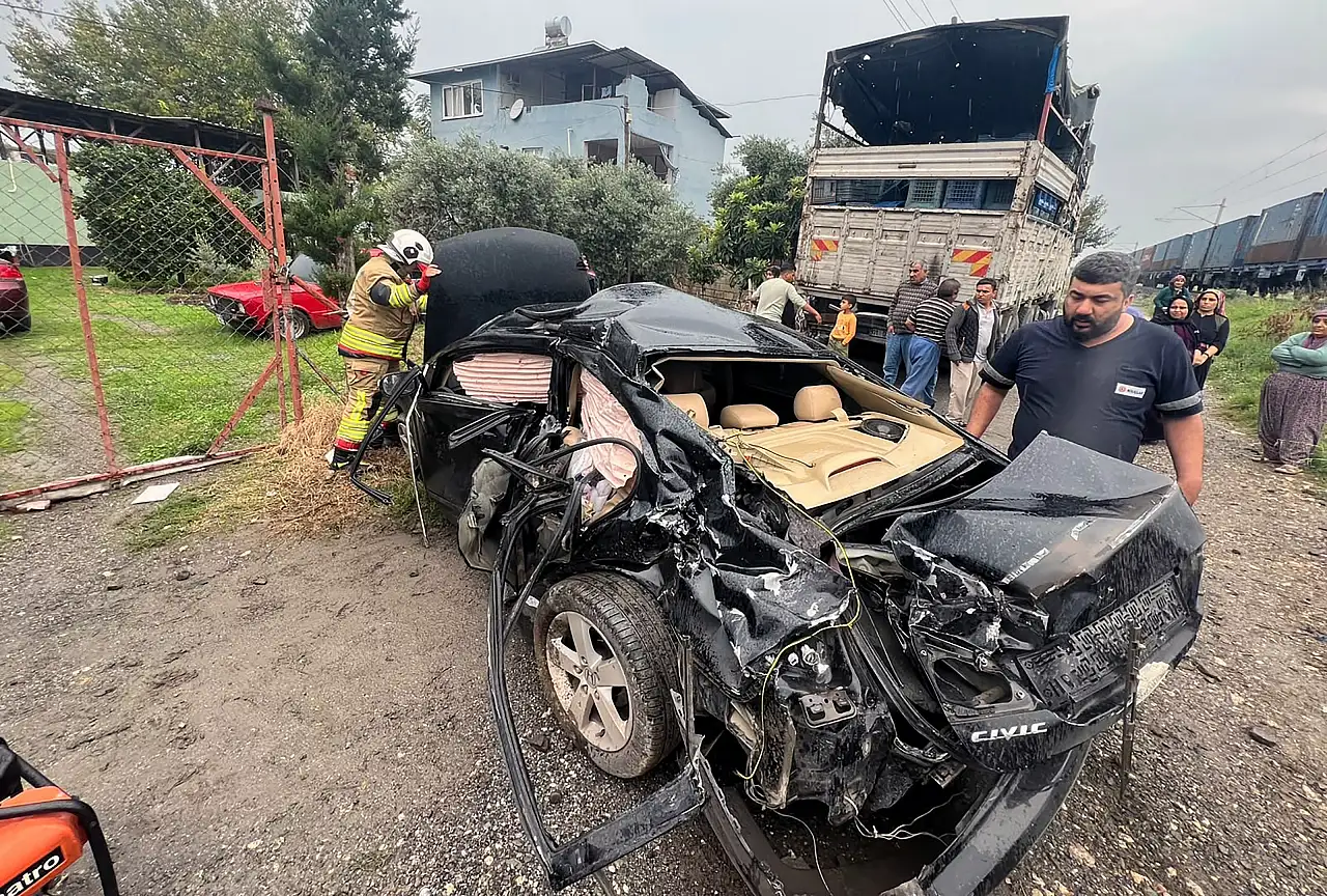 Trenin önünde sürüklenen otomobilden acı haber geldi