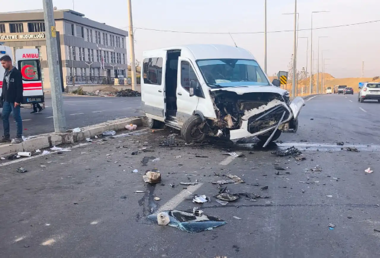 Öğrencileri taşıyan servis kaza yaptı: Ortalığın savaş alanına döndüğü kaza çok sayıda yaralı var!