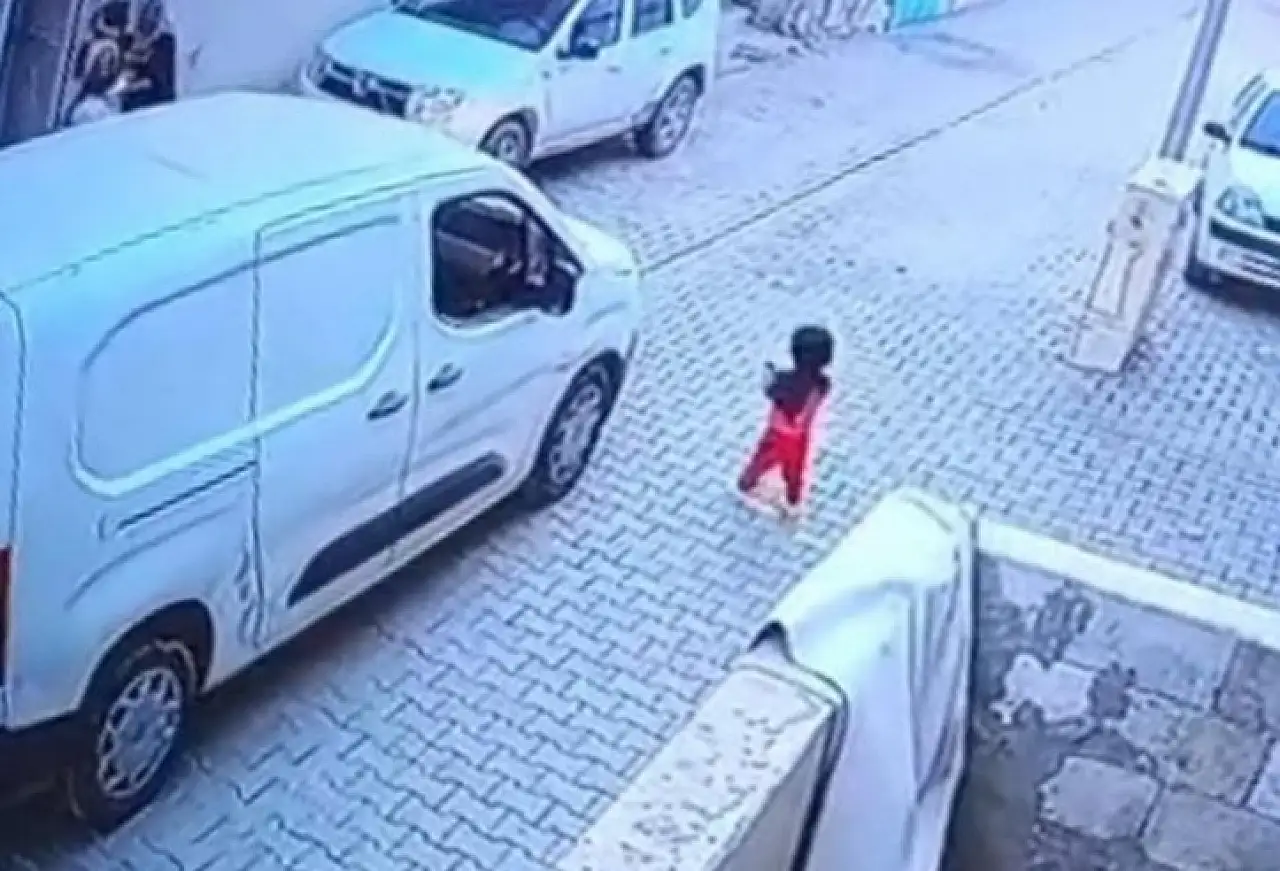 Kargo aracının altında kalan 2 yaşındaki çocuk hayatını kaybetti