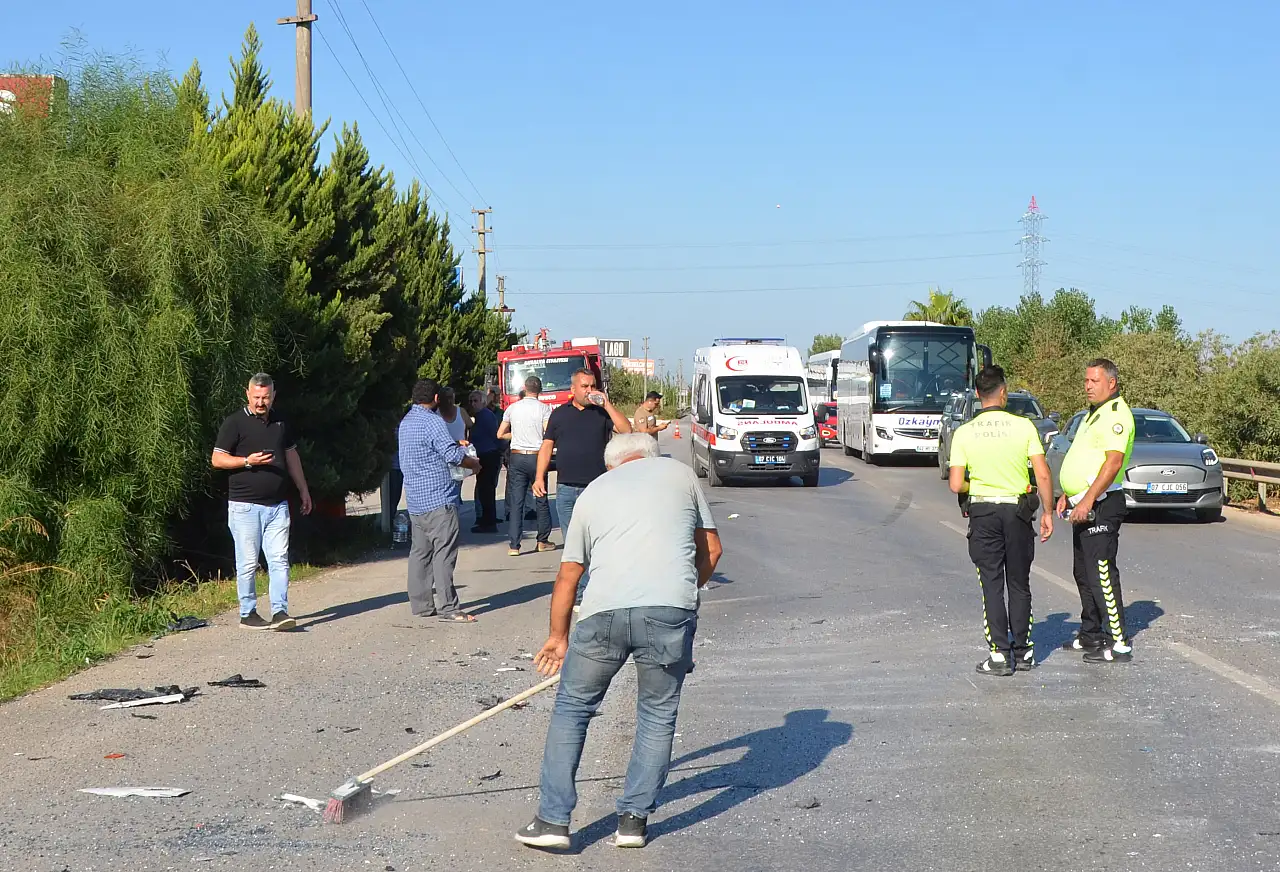 Servis aracı tur otobüsüne çarptı: 1'i ağır 6 yaralı