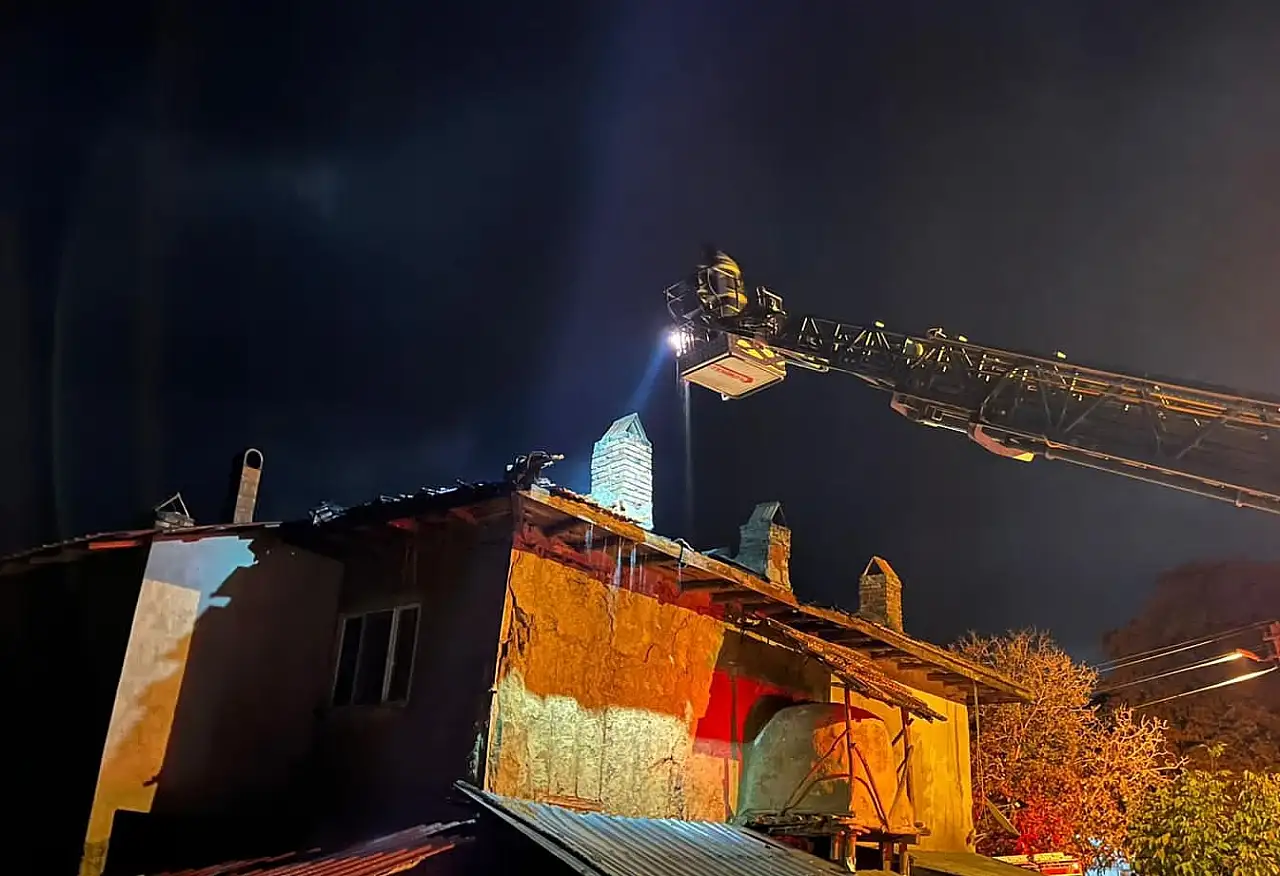 Yıldırım düşen evin çatısında yangın çıktı