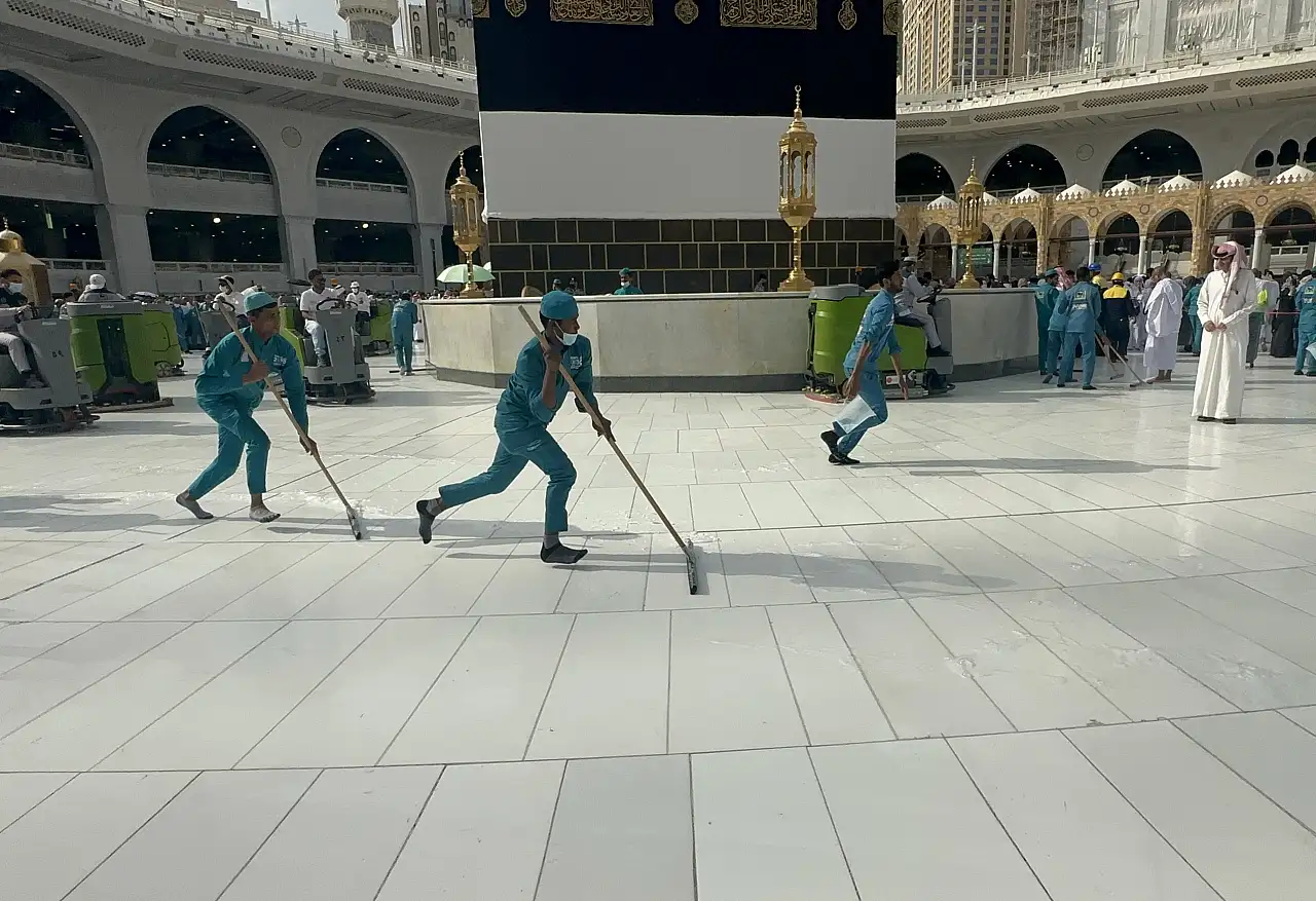 Mescid-i Haram'da temizlik görevlileri, büyük titizlikle çalışıyor