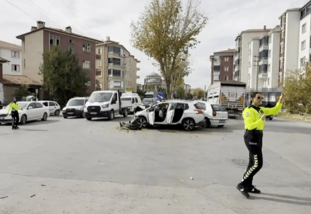 Otobüsün karıştığı zincirleme kaza! Araçlar hurdaya döndü