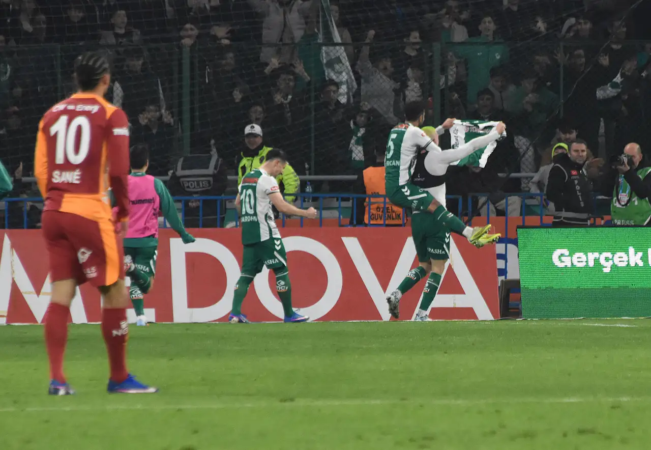 İç saha hâkimi Kanarya avında