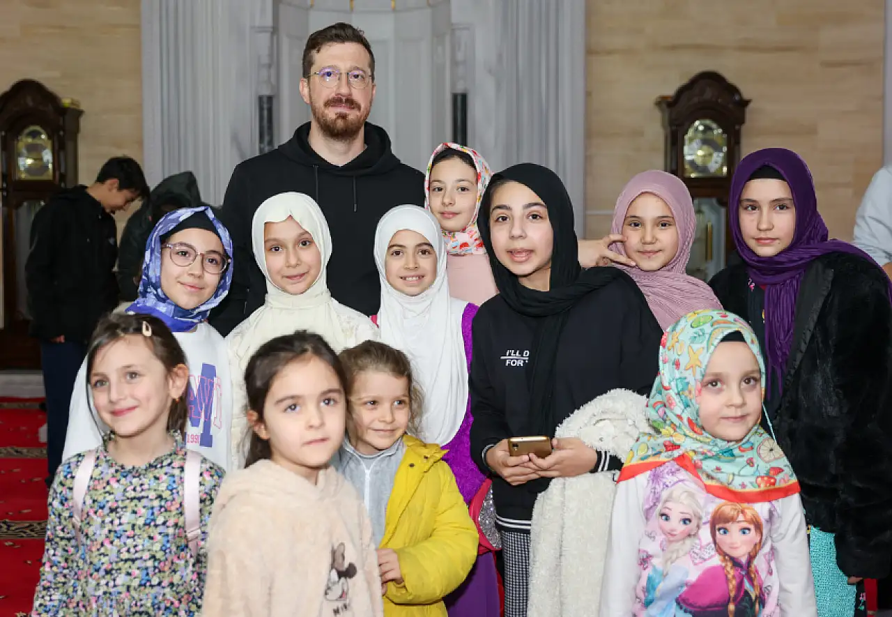 Selçuklu'da 'Kardeşlik Buluşması': Sertaç Abi çocuklarla camide bir araya geldi