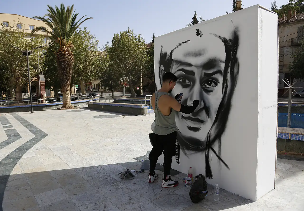 Cezayirli grafiti sanatçısı, İman Halif'in grafitisini çizdi