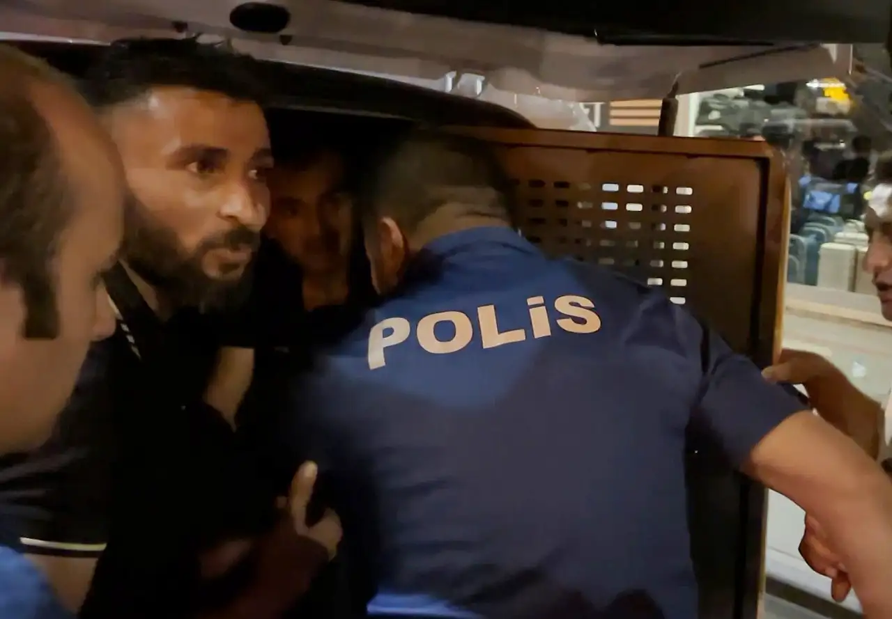 Aile kavgasında ilginç gözaltı! Biri direndi, diğeri oynayarak gitti