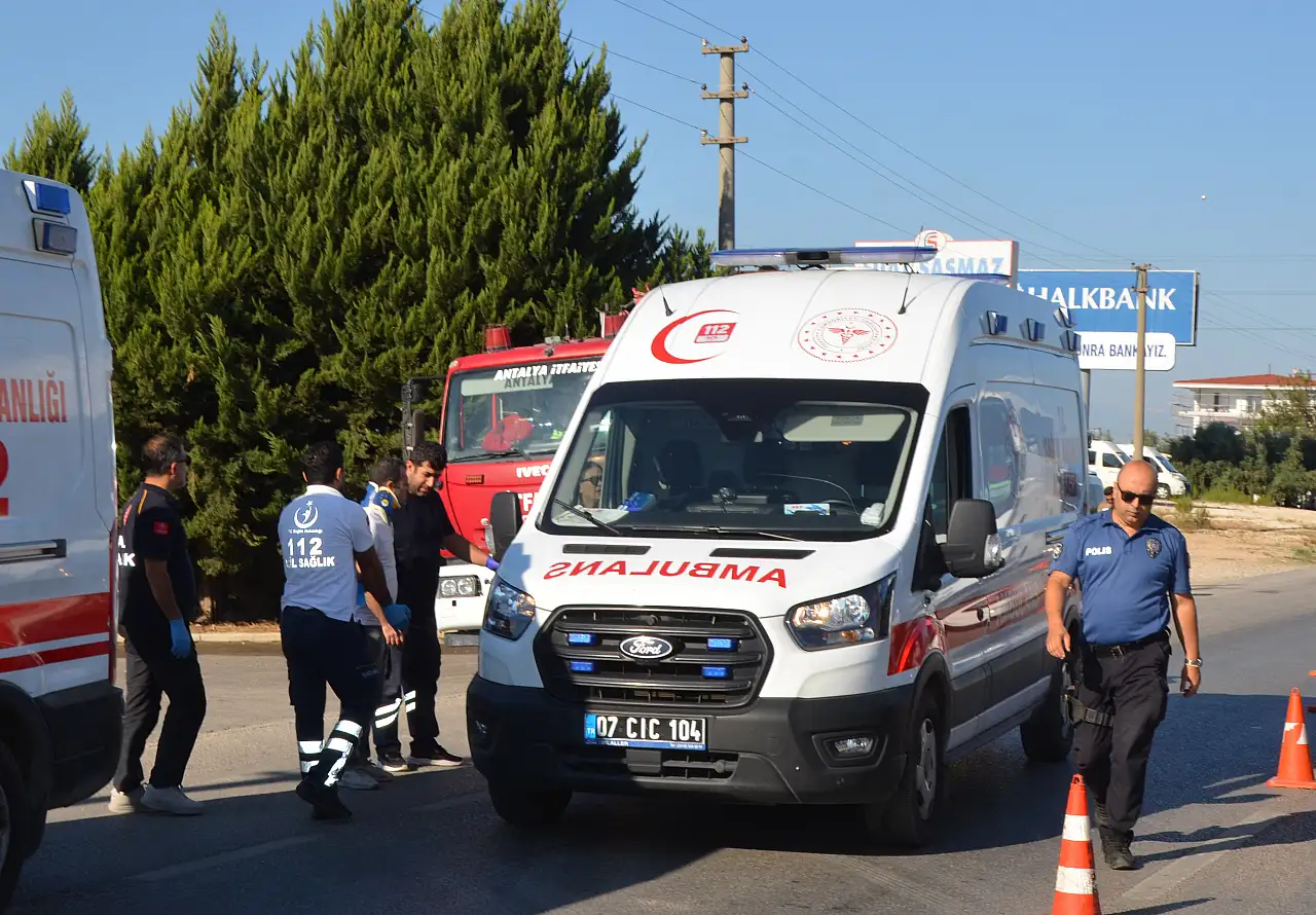 Servis aracı tur otobüsüne çarptı: 1'i ağır 6 yaralı
