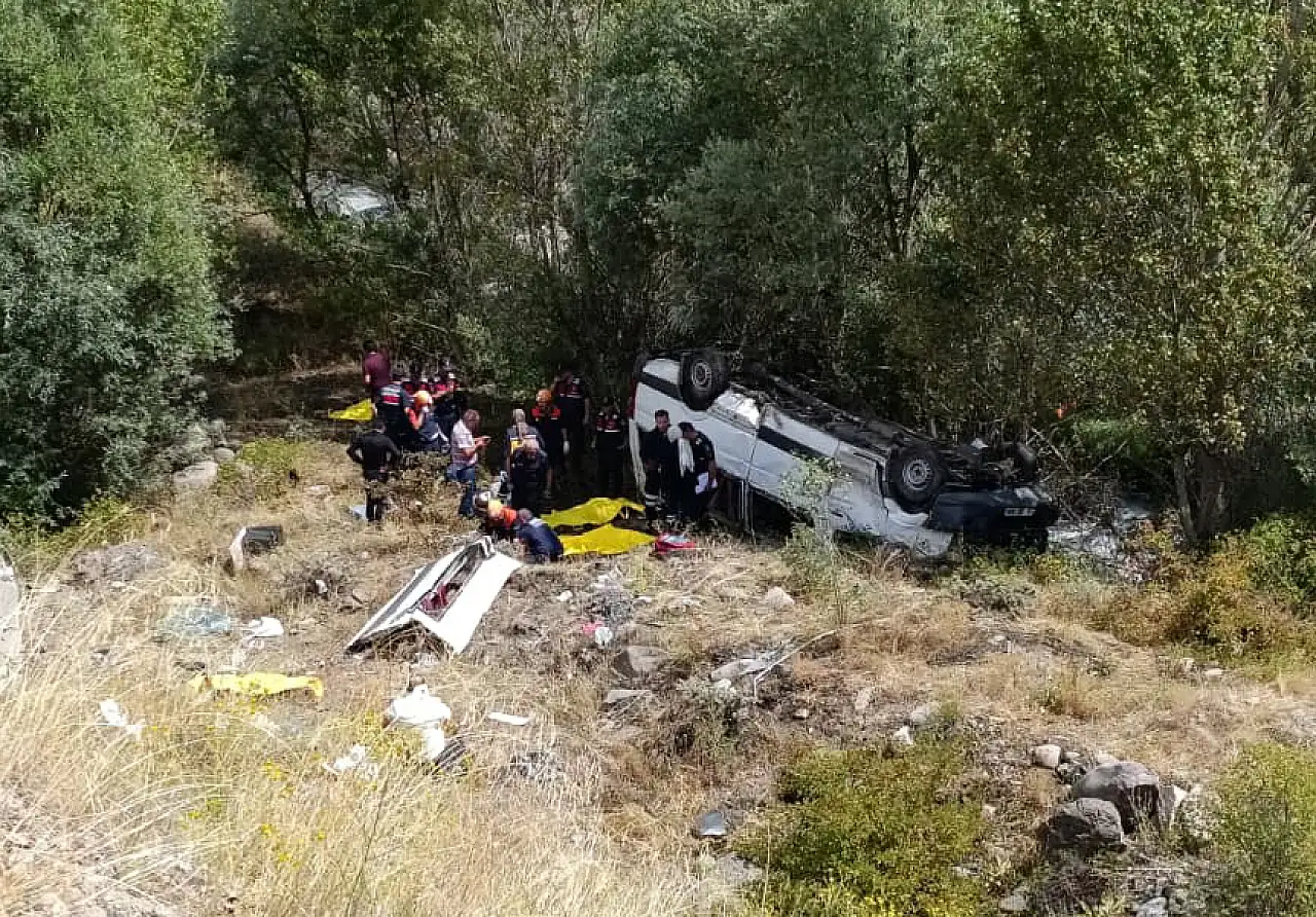 Yolcu minibüsü bariyerleri aşıp uçuruma yuvarlandı! Ölü ve yaralılar var